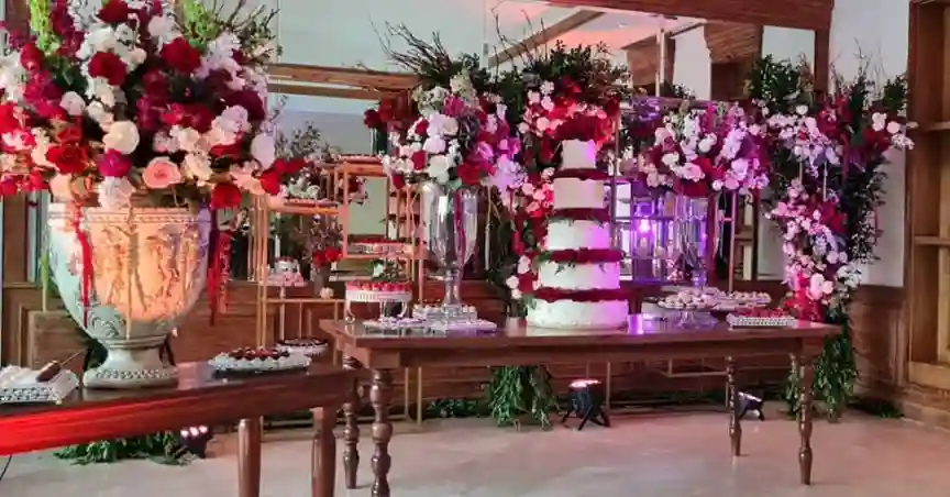 Mesa de bocadillos y pastel en una boda organizada por Versatto Catering